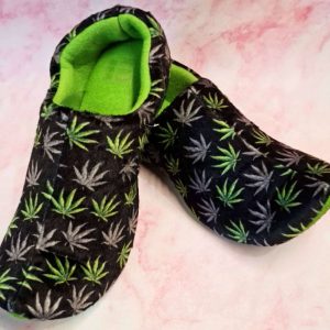 Green leaf-patterned slippers with pink background