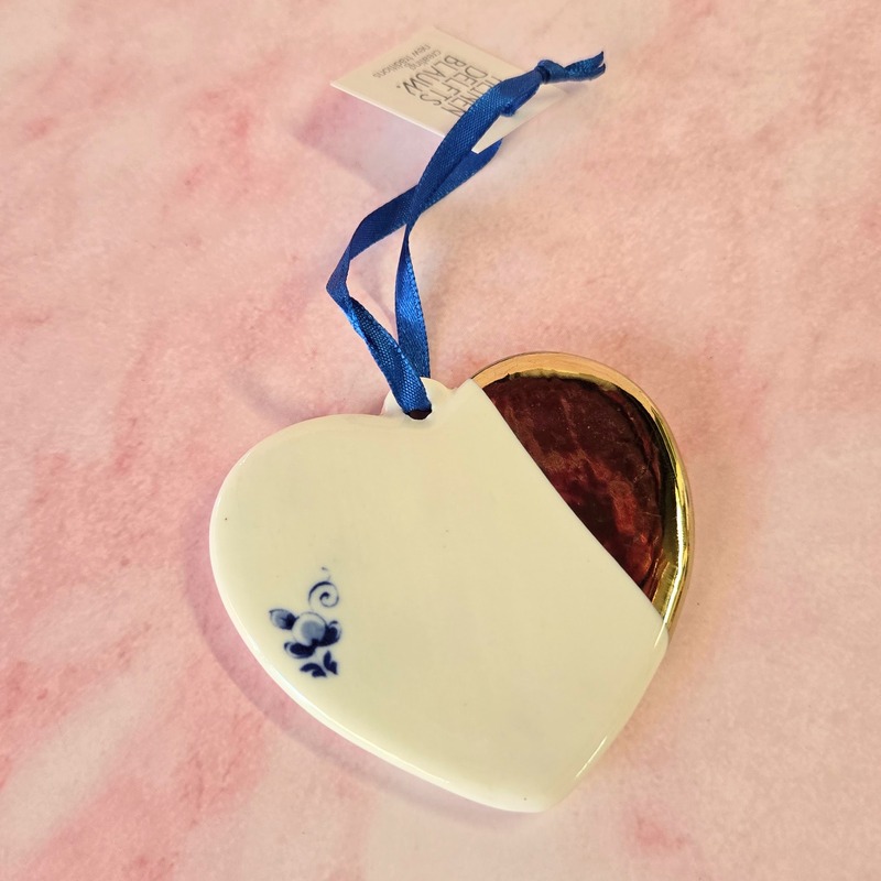 Delft Blauw Heart Ornament: A Timeless Symbol of Love - Image 2